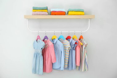 Açık arkaplanda farklı kıyafetlerle dizin