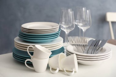 Temiz bulaşık takımı, çatal bıçak takımı ve şarap bardakları.