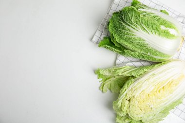 Beyaz masada taze taze Çin lahanaları, üst manzara. Metin için boşluk