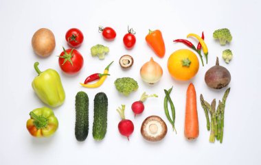 Düz kompozisyon ve beyaz arka planda taze sebzeler