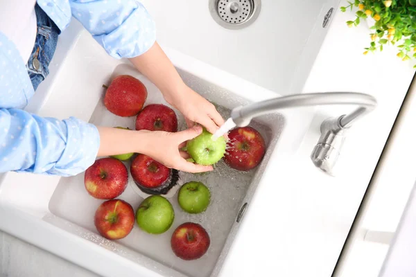 Kvinna Tvätta Färska Äpplen Diskbänk Ovanifrån — Stockfoto