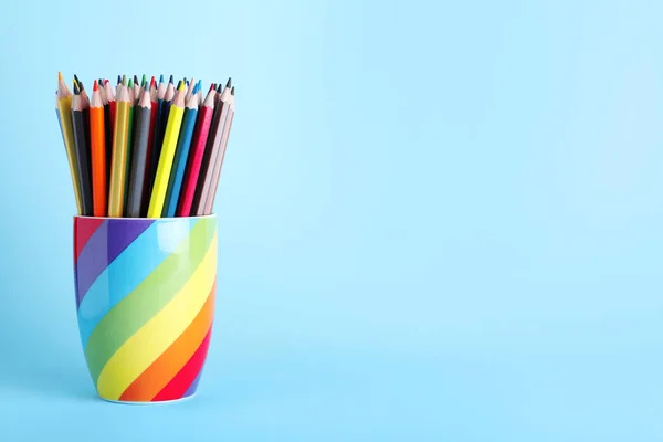 Lápices Colores Taza Sobre Fondo Azul Claro Espacio Para Texto — Foto de Stock