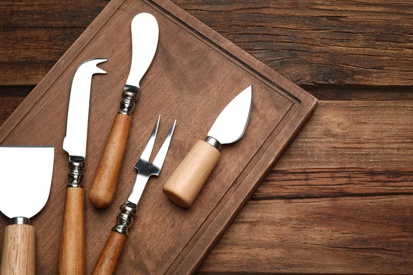Cuchillos Queso Tenedor Mesa Madera Puesta Plana — Foto de Stock