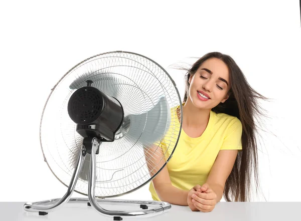 Vrouw Genieten Van Lucht Stroom Van Ventilator Witte Achtergrond Zomer — Stockfoto