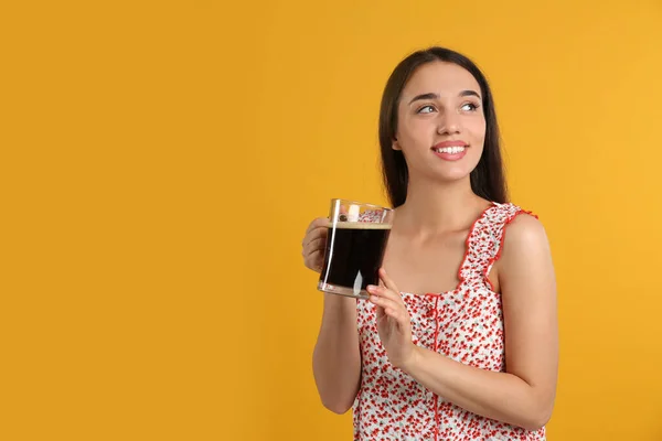 Krásná Žena Studenou Kvasinkou Žlutém Pozadí Tradiční Ruský Letní Nápoj — Stock fotografie