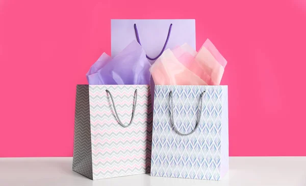 Bolsas Regalo Con Papel Sobre Mesa Blanca Sobre Fondo Rosa — Foto de Stock