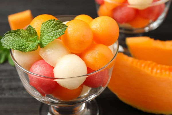 Boules Melon Pastèque Avec Menthe Dans Bol Dessert Sur Table — Photo