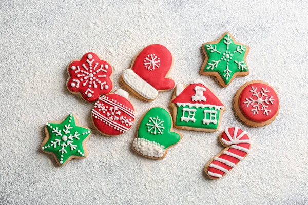 Verschillende Smakelijke Zelfgemaakte Kerstkoekjes Bloem Tafel Plat Gelegd — Stockfoto