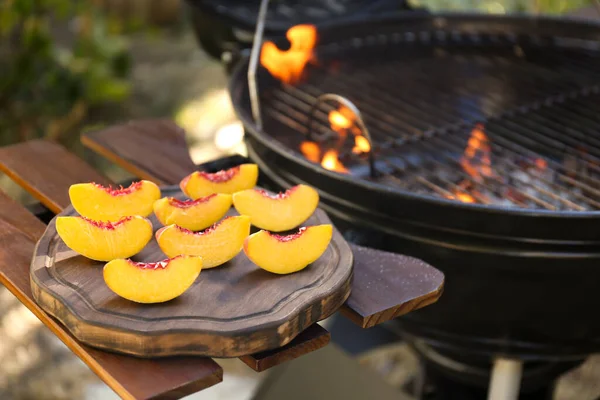 Snijd Verse Perziken Houten Tafel Bij Grill Buiten — Stockfoto