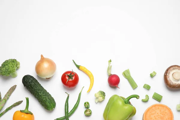 Composición Plana Con Verduras Frescas Sobre Fondo Blanco Espacio Para — Foto de Stock