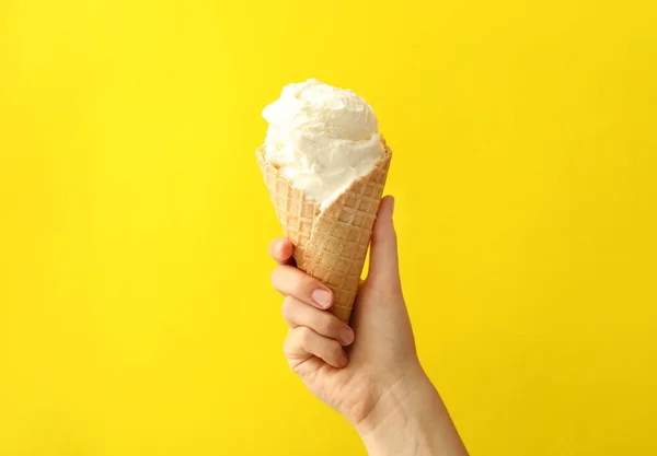 黄色の背景においしいアイスクリームとワッフルコーンを保持女性 クローズアップ — ストック写真