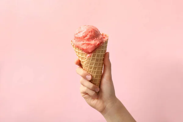 Frau Hält Waffelkegel Mit Leckerem Eis Auf Rosa Hintergrund Nahaufnahme — Stockfoto