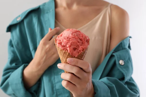 Donna Che Tiene Gelato Rosa Nel Cono Wafer Sfondo Grigio — Foto Stock