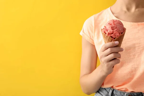 Женщина Держит Розовое Мороженое Вафельном Конусе Жёлтом Фоне Крупным Планом — стоковое фото