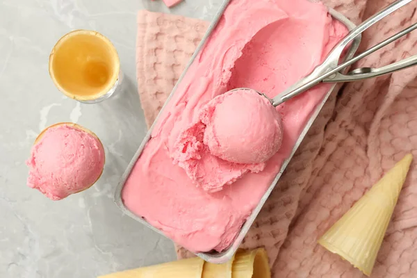 테이블에 맛있는 아이스크림과 웨이퍼 — 스톡 사진
