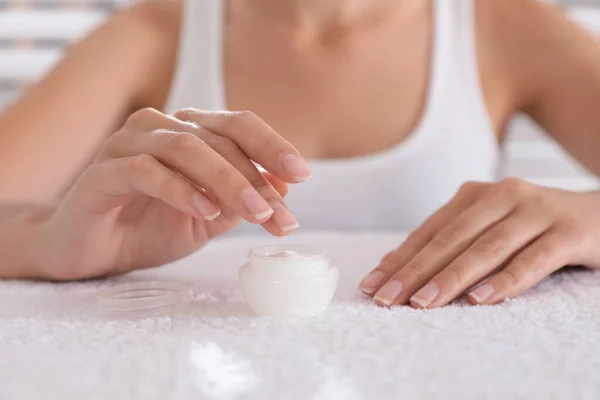 Mujer Tomando Crema Del Frasco Toalla Blanca Primer Plano —  Fotos de Stock