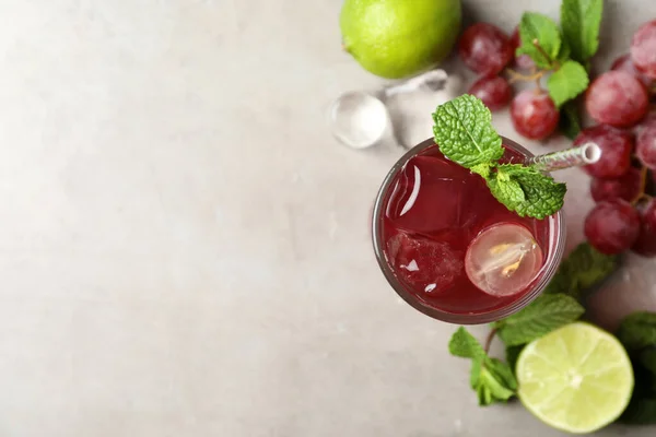 Bebida Refrescante Com Água Com Gás Uvas Limão Hortelã Mesa — Fotografia de Stock