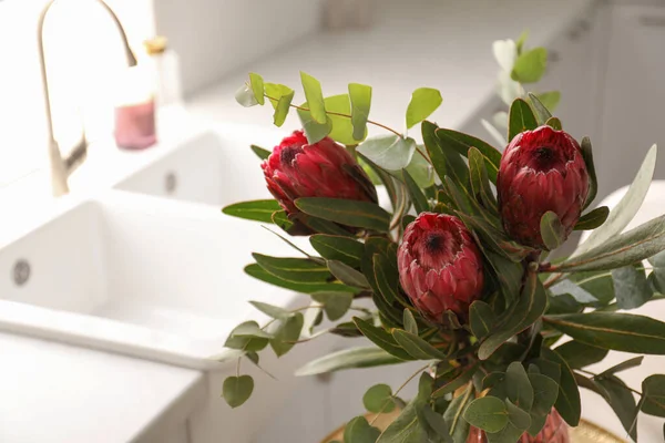Bouquet Bunga Protea Yang Indah Dapur Closeup Desain Interior — Stok Foto