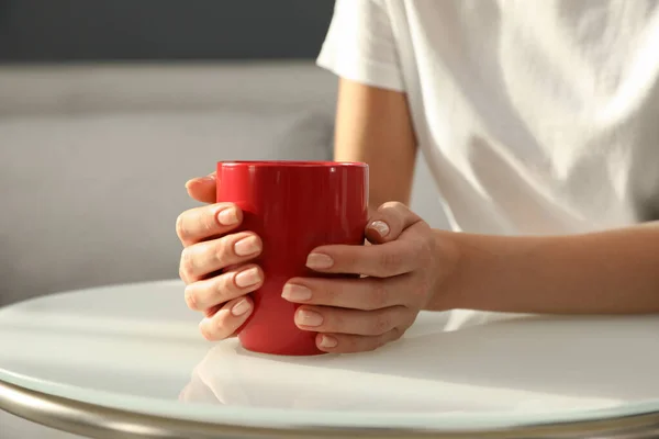 Mulher Com Copo Vermelho Mesa Dentro Casa Close — Fotografia de Stock