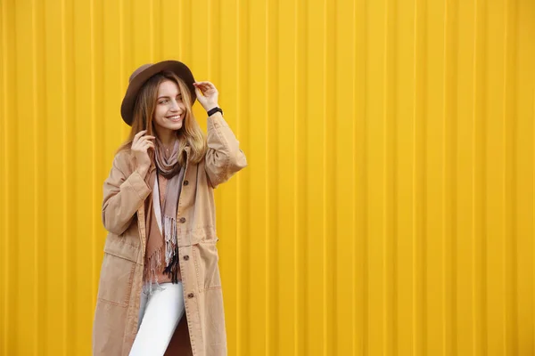 Hermosa Mujer Joven Con Ropa Otoño Con Estilo Cerca Cerca —  Fotos de Stock