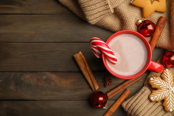 Composición Laica Plana Con Taza Sabroso Cacao Bastón Caramelo Navidad — Foto de Stock