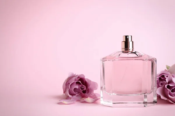 Бутылка Духов Красивые Розы Розовом Фоне Пространство Текста — стоковое фото
