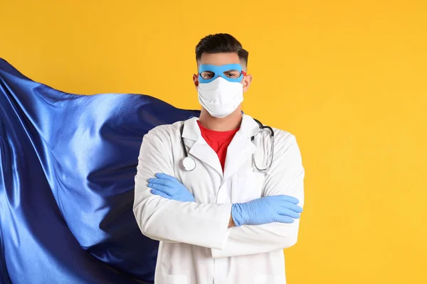 Dottore Indossando Maschera Mantello Sfondo Giallo Super Eroe Potere Medicina — Foto Stock