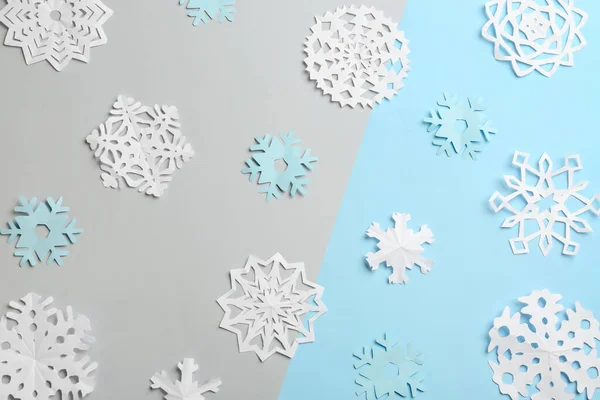 Muchos Copos Nieve Papel Sobre Fondo Color Planas —  Fotos de Stock