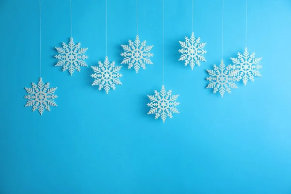 Hermosos Copos Nieve Decorativos Que Cuelgan Sobre Fondo Azul Claro —  Fotos de Stock