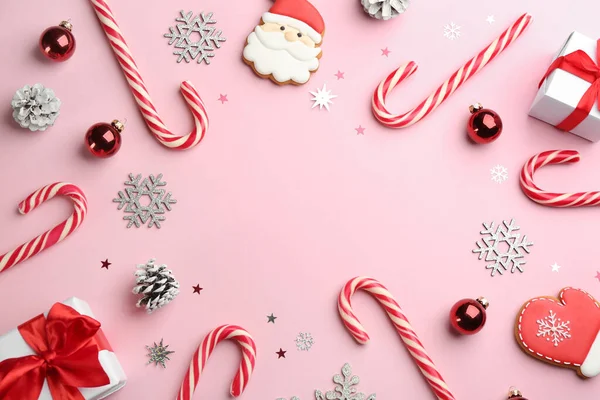 Marco Bastones Caramelo Decoración Navidad Sobre Fondo Rosa Plano Laico —  Fotos de Stock