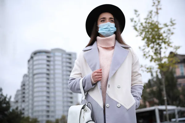 Mujer Joven Con Mascarilla Médica Caminando Aire Libre Protección Personal — Foto de Stock