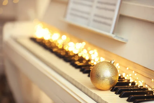 Красива Золота Валіза Казкове Світло Клавішах Піаніно Простір Тексту Різдвяна — стокове фото