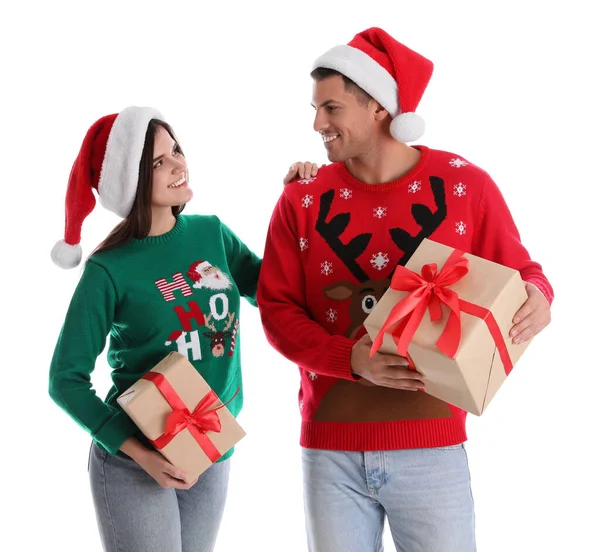 Hermosa Pareja Feliz Sombreros Suéteres Santa Celebración Regalos Navidad Sobre —  Fotos de Stock