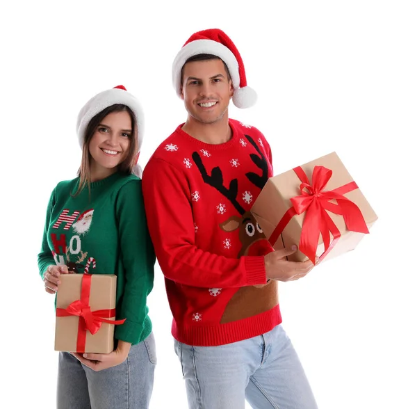 Hermosa Pareja Feliz Sombreros Suéteres Santa Celebración Regalos Navidad Sobre —  Fotos de Stock