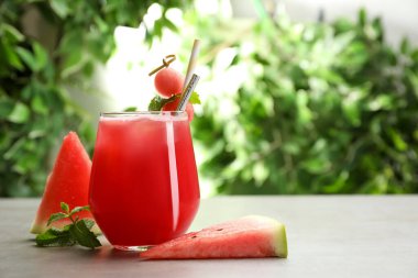 Gri masada nefis taze karpuz içeceği. Metin için boşluk