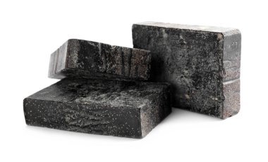 Beyaz üzerine izole edilmiş katran sabunları. Doğal ürün.