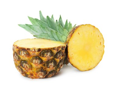 Beyaz arka planda taze sulu ananas kes