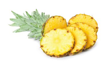 Beyaz üzerine izole edilmiş taze ananas dilimleri.