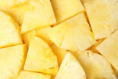 Arka plan olarak lezzetli olgun ananas dilimleri, üst görünüm