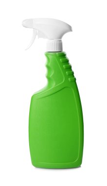 Beyaz üzerine izole edilmiş yeşil sprey temizlik ürünü şişesi