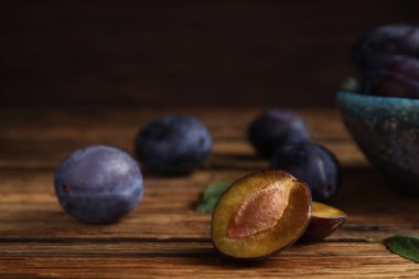Lezzetli olgun erikler ahşap masada, yakın plan