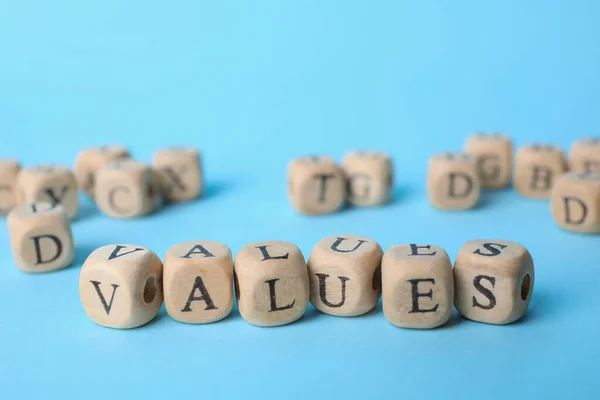 Abalorios Con Palabra Valores Sobre Fondo Azul Claro —  Fotos de Stock