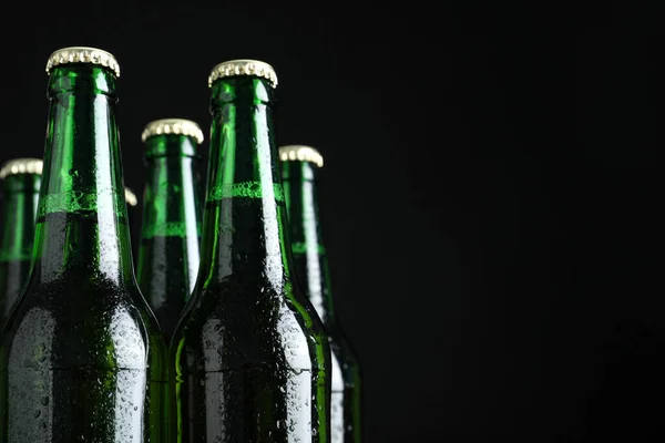 Garrafas Cerveja Fundo Preto Close Espaço Para Texto — Fotografia de Stock