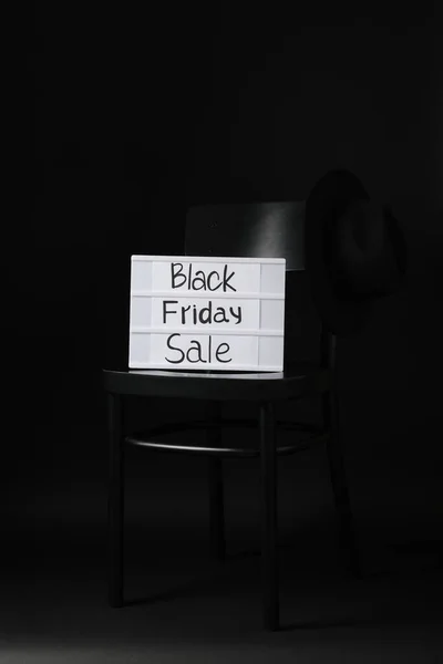 Καρέκλα Καπέλο Και Διατροφή Φράση Black Friday Πώληση Σκούρο Φόντο — Φωτογραφία Αρχείου