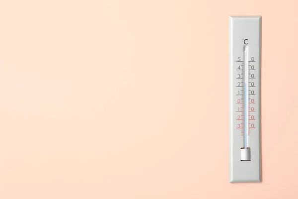 粉红墙上的温度计 案文的篇幅 — 图库照片