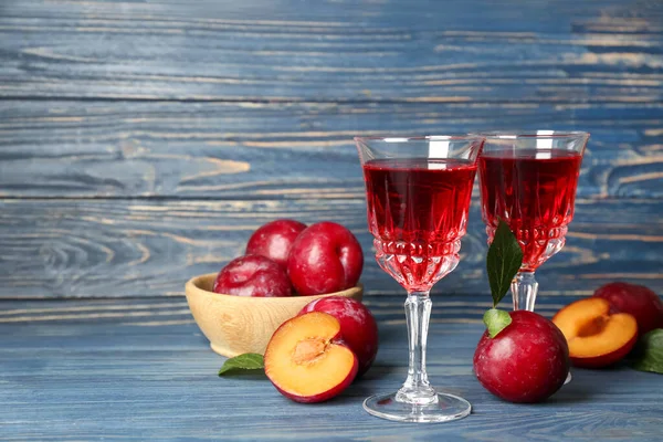 맛있는 음료와 식탁에 과일이 음료를 — 스톡 사진