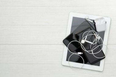 Beyaz ahşap masa üzerinde farklı aletler, düz yerde yazı için yer var. Dijital detoks kavramı