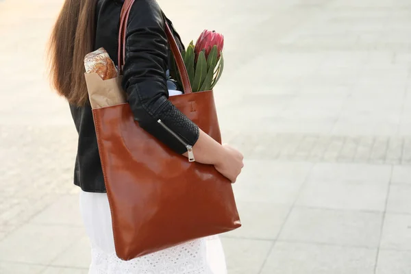 Mujer Con Bolso Cuero Aire Libre Primer Plano — Foto de Stock