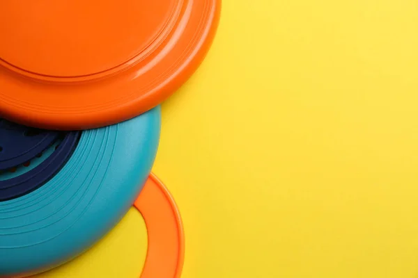 Plastic Frisbee Schijven Ring Gele Achtergrond Plat Gelegd Ruimte Voor — Stockfoto