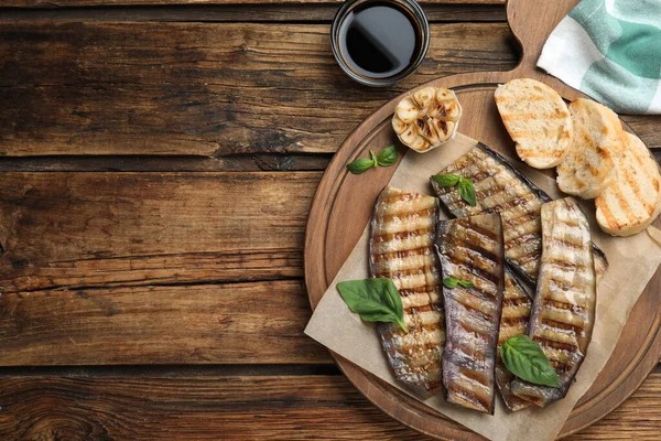 Delicious Grilled Eggplant Slices Served Wooden Table Flat Lay Space — Stock Photo, Image